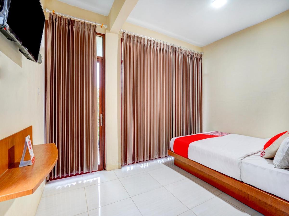 Oyo 3710 Izzi Hotel Lamongan Exteriér fotografie